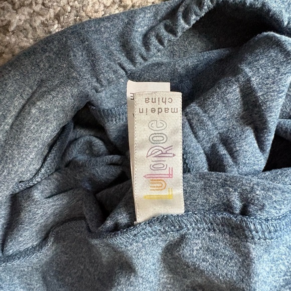 LulaRoe leggings 
one size 
never worn - Picture 3 of 3
